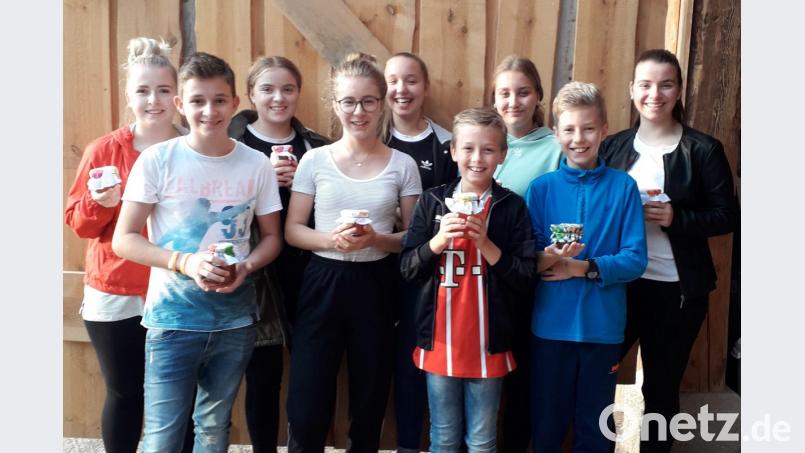 Stolz präsentieren die &quot;Awaner Wühlmäuse&quot; ihre mit Apfeldruck verzierten Gläser mit selbst eingekochtem Apfelgelee. Bild: exb