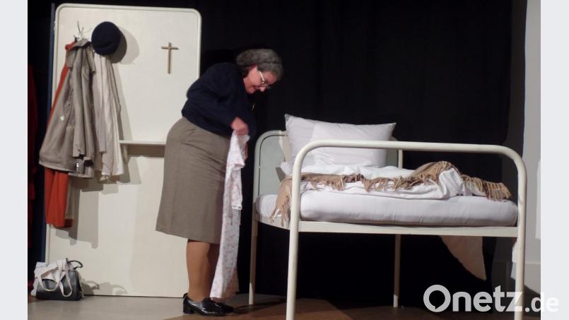 Die 60-jährige Schauspielerin Gisela Nohl brilliert in dem Ein-Personen-Theaterstück „Du bist meine Mutter“ sowohl in der Rolle der dementen Mutter als auch in die der Tochter Hannah. Bild: Brendel, Hubert (BR)