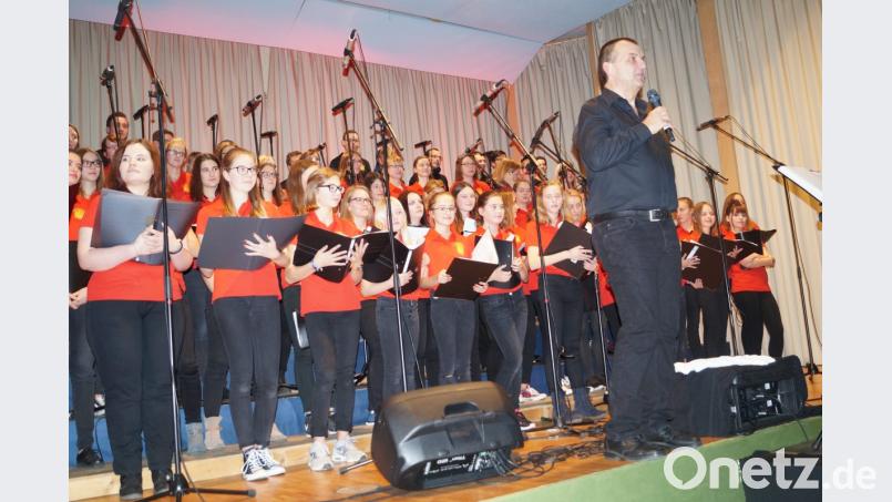 Wolfgang Ziegler und der Teeniechor stehen bereit: Am Samstag, 3. November, steigt um 19 Uhr das 14. Jahreskonzert in der Mehrzweckhalle. 70 Sänger und Musiker präsentieren dabei ein attraktives und neu einstudiertes Programm. Bild: du