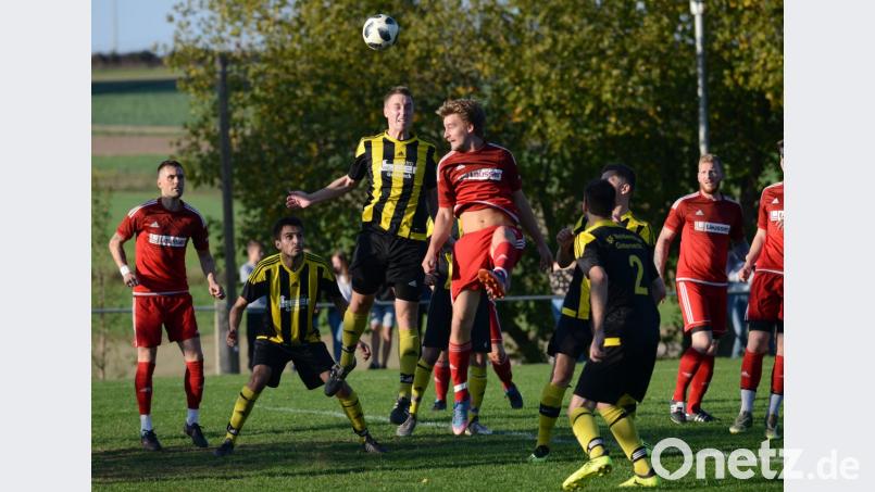 Die Neunburger (rote Trikots/hier im Spiel gegen Weidenthal) werden sich am Sonntag mächtig strecken müssen, um im Derby gegen den SC Kleinwinklarn nicht leer auszugehen. Bild: ham