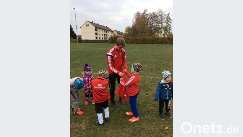 Lukas mit den kleinen Fußballern. Bild: hä
