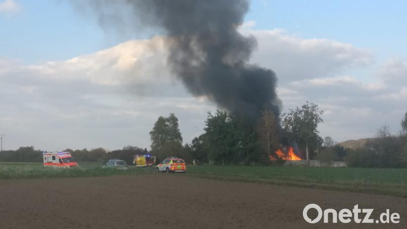 Meterhoch züngelten die Flammen und binnen kurzem entwickelte sich eine Qualmwolke. Bild: Franziska Wünsch
