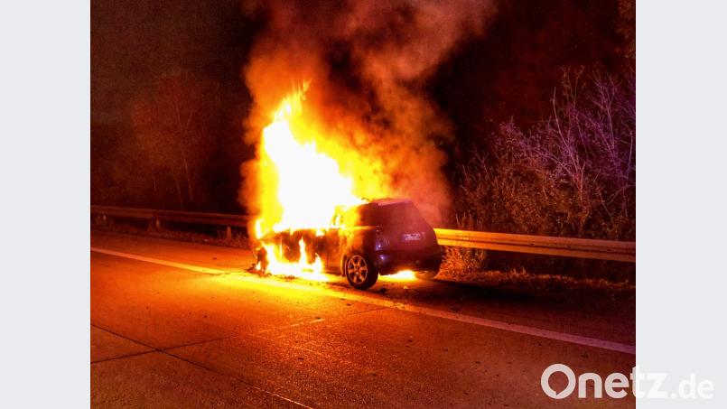 Der Mini brennt vollständig ab. Die beiden Insassen bleiben unverletzt. Bild: Alexander Auer