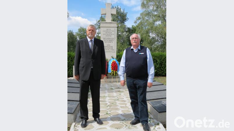 Deutschlands Botschafter in Bulgarien, Herbert Salber (links) und Volksbund-Landesvorsitzender Wilhelm Wenning legen vor dem Ehrenmal in Sofia Blumengebinde nieder. Bild: Hans Klemm