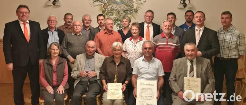 Treue Mitglieder werden geehrt (sitzend, von links): Lotte Raß, Ehrenvorsitzender Hans Schertl, Theresia Lettner, Ehrenmitglied Peter Wismeth und Ewald Piehl; stehend (von links): Bürgermeister Hans-Martin Schertl, Werner Rötzer, Hans Götz, Rudolf Weich, Werner Berger, Manuel Plößner, Wolfgang Püschel, Hildegard Ringer, Monika Schwab, 3. Bürgermeister Heinrich Ruppert, Otto Sertl, FW-Kreisvorsitzender Albert Geitner, Stephan Pröls, Vorsitzender Markus Schertl und Albert Friedrich. Bild: rha