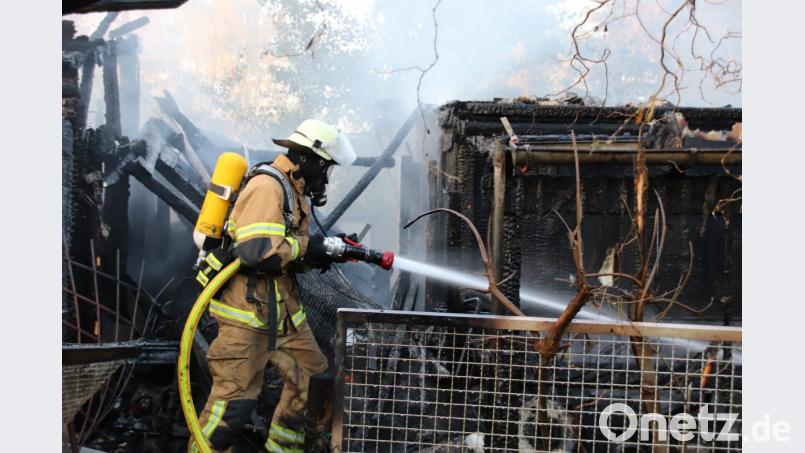 Weil es keinen Wasseranschluss in der Umgebung des Brandherds gab, musste eine 500 Meter lange Schlauchleitung Richtung Hochrainstraße gelegt werden. Bild: Thomas Dobler