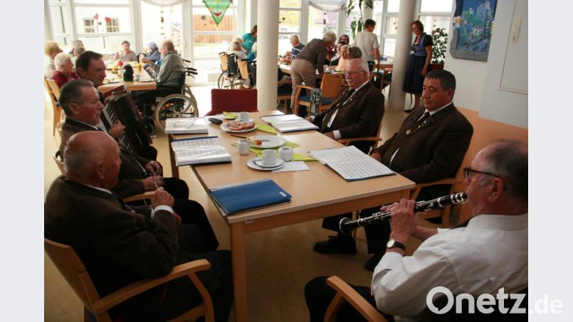 Mit Liedern von früher begeistert die Singgruppe der &quot;Eghalanda Gmoi z’ Waldsassen&quot; unter der Leitung von Alois Fischer. Hans Konrad (vorne) eröffnet die Kirchweih im Senioren-Servicehaus mit seiner Klarinette. Bild: wro
