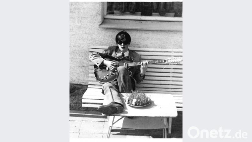 Sonnenbrille, Haare bis über die Ohren und Schlaghosen: Das Bild vom jungen Helmuth Neubauer entstand in den 60er Jahren vor einem Auftritt mit seiner Band „Hot Dogs“. Bild: exb