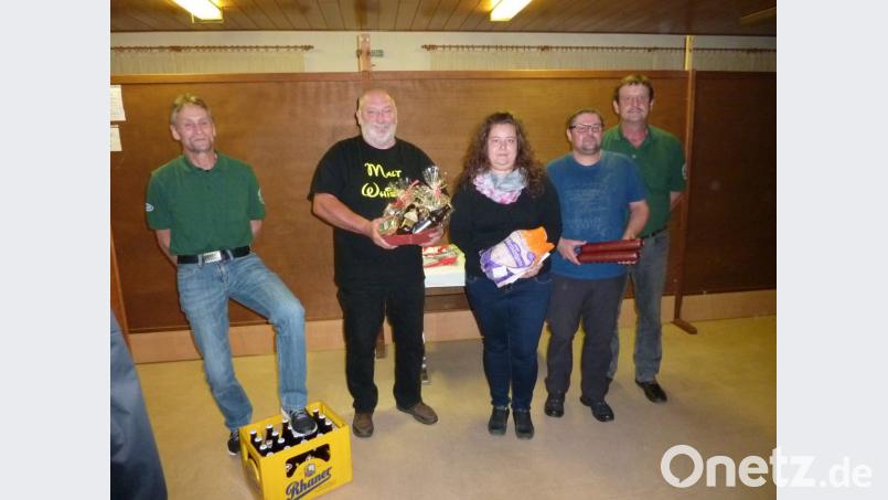 Die Gewinner des Kirchweihschießens (von links) Michael Knott, Dieter Riedl, Kerstin Werner als Siegerin der Gesamtwertung, Peter Reier und Schützenmeister Helmut Werner. Bild: mkj