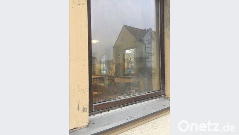 Blinde Scheiben, undichte Rahmen: Es zieht rein durch die Fenster des Waldershofer Kindergartens. Bild: exb
