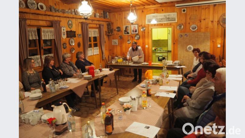 Bei den OWV-Damen servierte Fachlehrerin Anja Eckert verschiedene Desserts. Bild: gz