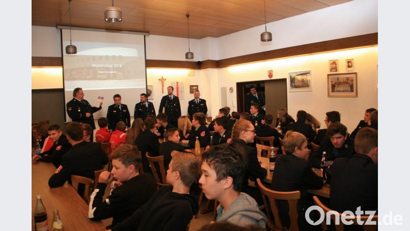 Das Thema Fahrzeugkunde stand im Mittelpunkt des Leistungstestes, der im Feuerwehrhaus Wiesau stattfand. Geleitet wurde die Prüfung von Wolfgang Bauer, Stefan Gleißner, Florian Trießl, Johannes Schmid und Günther Fachtan (stehend, von links). Bild: wro