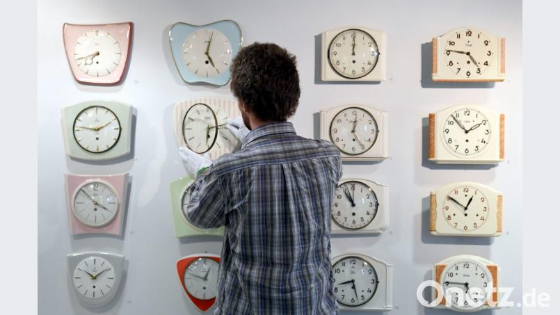 Das Drehen an der Uhr ist noch das geringste Problem bei der Zeitumstellung. Bild: Patrick Seeger/dpa