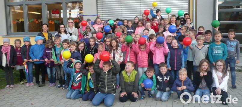 Die Schüler freuten sich über die Spende des Elternbeirats und bedankte sich bei den Vertretern Martina Spachtholz, Stefanie Laubmeier und Lisa Hirn (hinten, von links). Bild: amö