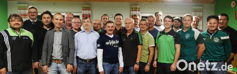Ein starkes Team trägt beim TSV Stulln 1954 Verantwortung. Bürgermeister Hans Prechtl und weiterer Stellvertreter Franz Jauernig (Zweiter und Fünfter von links) gratulierten der neuen Vorstandschaft zur Wahl. An der Spitze stehen weiterhin Andreas Hanff (hinten Mitte), Kurt Nachtmann (Vierter von links) und Peter Hesl (Achter von rechts). Im Bild die weiteren Mitglieder und der Vereinsausschuss. Bild: ohr