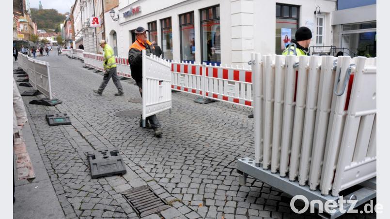 Abtransport der Baken im unteren Teil der Bahnhofstraße. Damit kehrt in diesem Bereich wieder die Fußgängerzone zurück. Bild: Stephan Huber