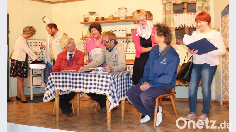 Die Theatergruppe Kastl probt bereits im kompletten Kostüm und Maske und freut sich schon auf das Publikum, wenn es im November heißt: „Vorhang auf!“ Bild: rpp