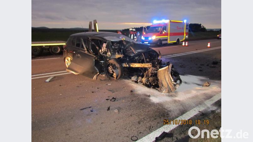 Durch die Wucht des Aufpralls wurde der gesamte Motorblock aus dem Auto gerissen. Der Pkw kam auf der Gegenfahrbahn zum Stehen. Bild: exb