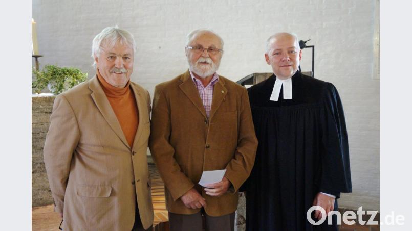 Seit 45 Jahren bereichert Karl Völkel (Mitte) die Gottesdienste der evangelischen Kirchengemeinde Oberviechtach/Schönsee mit seinem Orgelspiel. Pfarrer Norbert Schlinke und Vertrauensmann Udo Weiß gratulierten zu seinem Jubiläum. Bild: weu