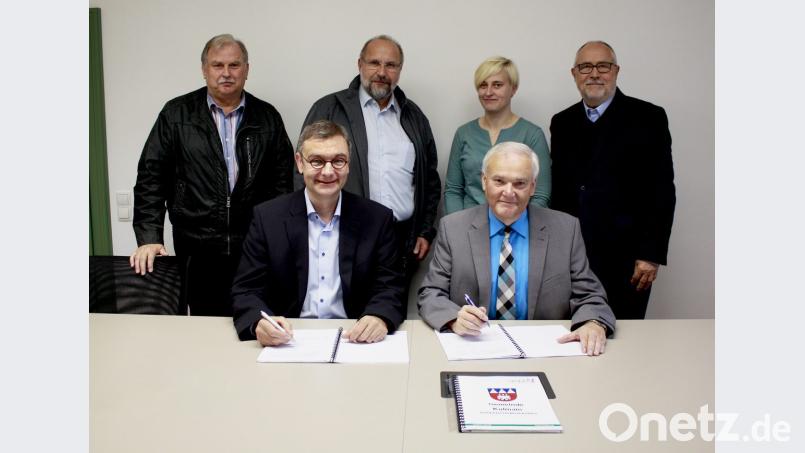 Amplus-Kommunalbetreuer Robert Scholz und Bürgermeister Günter Kopp (vorne von links) unterschreiben den Kooperationsvertrag. Bei der Unterzeichnung sind zweiter Bürgermeister Albert Sollfrank, Ludwig Himmelstoß (Amplus), Geschäftsleiterin Kathrin König und Michael Langer von der Breitbandberatung Bayern (hinten von links) mit anwesend. Bild: exb