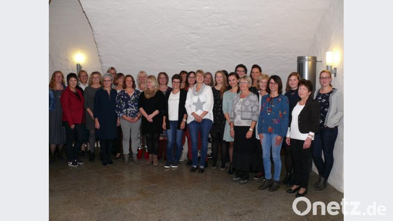 Mit der Übergabe der Zertifikate ging am Wochenende für 24 frischgebackene Kräuterführer die Ausbildung zu Ende. Im Bild die Absolventen und Referenten zusammen mit Umweltstationsleiterin Johanna Härtl und Else Köstler vom Amt für Ernährung, Landwirtschaft und Forsten Tirschenreuth (von rechts). Bild: kgg
