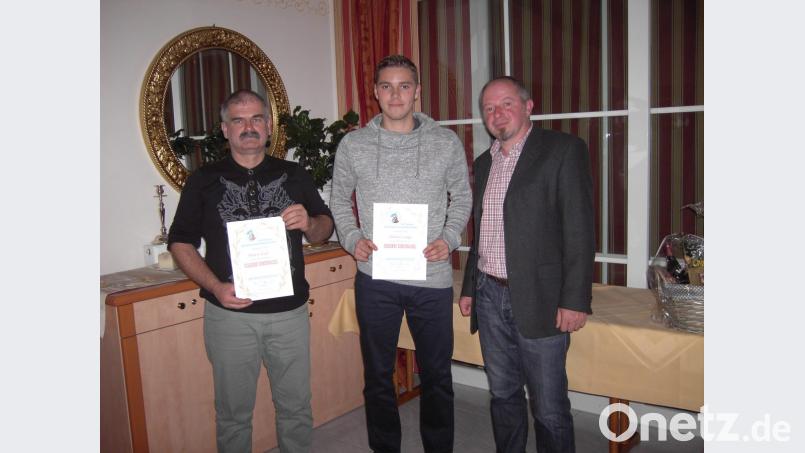 Als langjährige Mitglieder des Geflügelzuchtvereins Schnaittenbach-Hirschau wurden Martin Kral und Andreas Lang vom Vereinsvorsitzenden Gerhard Heindl (von links) gewürdigt. Bild: ads