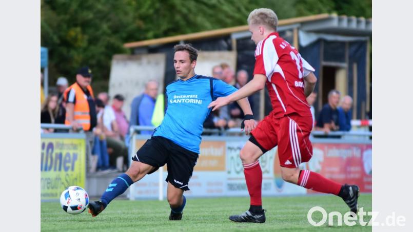 Der FC Tirschenreuth (links Julian Schornbaum) empfängt am Sonntag die SpVgg Bayreuth II. Bild: Thomas Schrems