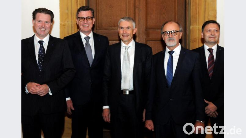 Sie feiern in Amberg gemeinsam 175 Jahre Industrie- und Handelskammer Regensburg für Oberpfalz und Kelheim: Hauptgeschäftsführer Jürgen Helmes, Präsident Michael Matt, Gremiumsvorsitzender Rolf Pfeiffer, Geschäftsstellenleiter Johann Schmalzl und sein Nachfolger Bernhard Reif (von links). Bild: Stephan Huber