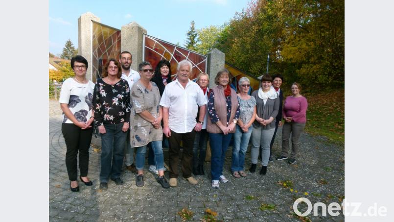 Anlässlich ihres Betriebsjubiläums oder ihrer Verabschiedung stehen sie im Mittelpunkt: (vorne, von links) Klara Wiesent, Waltraud Kausler, Gabriele Dorner, Herbert Hablawetz, Doris Heigl, Edith Höller und Sabrina Ott vom BRK-Seniorenheim. Personalratsvorsitzender Bertram Kinzel (hinten, von links), Ines Zeitzer (Verwaltung), stellvertretende Kreisgeschäftsführerin Edeltraud Sperber sowie (von rechts) stellvertretende Pflegedienstleiterin Inge Grillenbeck und Heimleiterin Manuela Schusser würdigen die Verdienste der langjährigen Mitarbeiter. Bild: rn