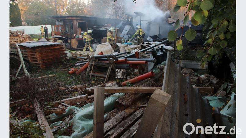 Auf dem Areal befinden sich einige Hütten und Schuppen der Marke Eigenbau, ein Lagerplatz für Bauzubehör, ein Hühnerstall und ähnliches mehr. Bild: Thomas Dobler