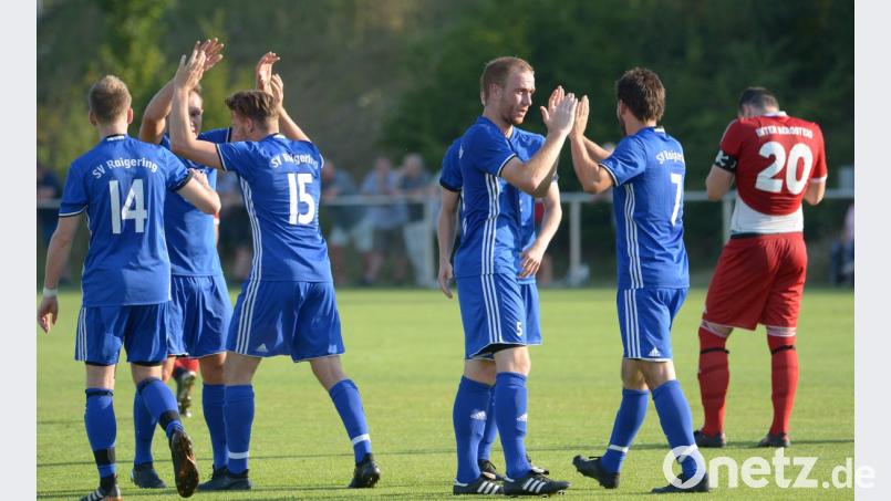 Im Hinspiel Ende Juli bejubelten die Raigeringer einen 5:2-Sieg im Stadtduell gegen den SV Inter Bergsteig. Der leitete die Niederlage damals mit einem Eigentor ein, kurz vor Schluss musste dann Kapitän Albert Sejdiu (rechts) mit der Gelb-Roten Karte vom Platz. Bild: ref