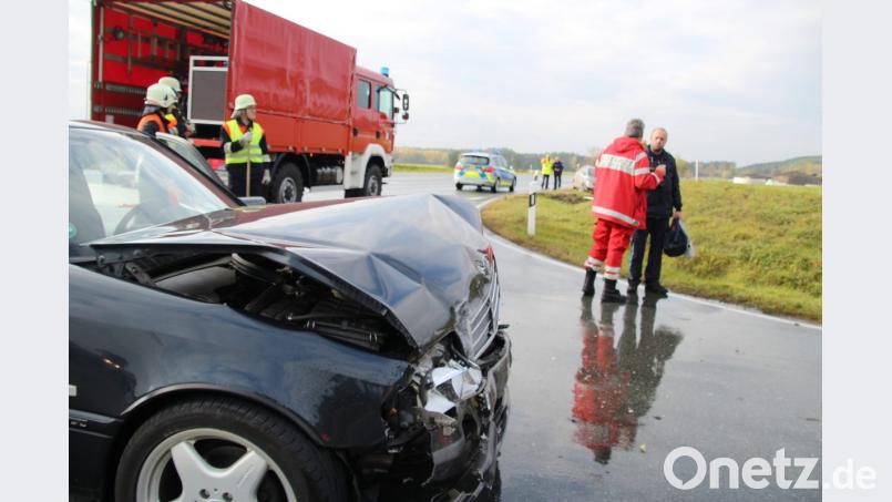 Demolierter Mercedes bei Grub. Bild: jma