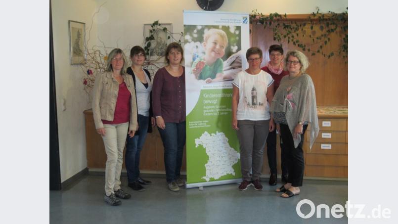 Die Referentinnen im Netzwerk Junge Eltern/Familie, von links Andrea Kick (Bewegungsexpertin), Christine Kraus (Ernährungsfachfrau), Petra Prölß (Netzwerkkoordinatorin ), Barbara Michalski (Diätassistentin), Kristina Heinzel- Neumann (Diplomökotrophologin), Eva Gibhardt (Diplomökotrophologin). Bild: exb