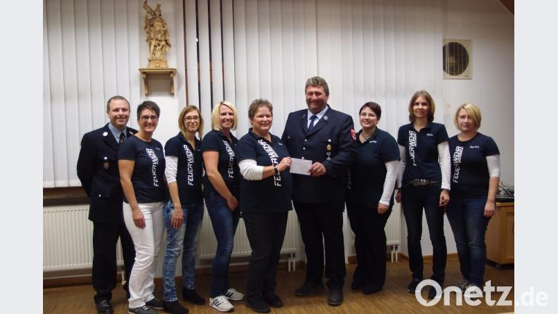 Die Feuerwehrfrauen überreichten mit Claudia Landgraf (Fünfte von links) eine Spende aus den Erlösen der Kinderbasare Frühjahr und Herbst an den Vorsitzenden Josef Hierold Junior in Anwesenheit von Kommandanten Markus Landgraf. Bild: gi