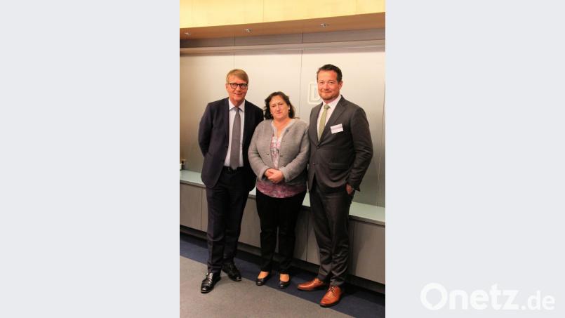 Die SPD-Abgeordneten Uli Grötsch (rechts) und Marianne Schieder (Mitte) sprachen mit dem Bahnvorstand Ronald Pofalla. Bild: exb