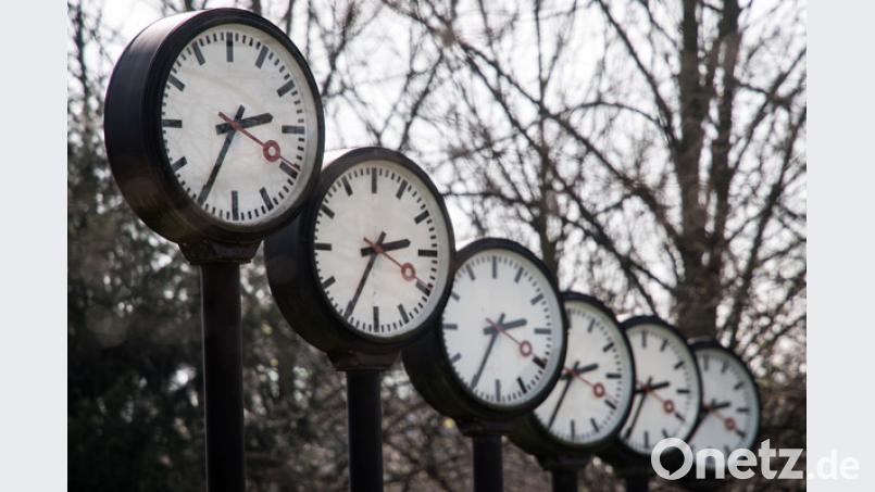 Die Uhren der Installation «Zeitfeld» von Klaus Rinke in Düsseldorf. Bild: Federico Gambarini/dpa