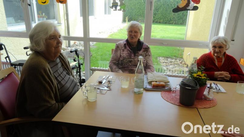 Gleich gibt es Mittagessen. Rosemarie Mautzka, Paula Lotter uns Andrea Swoboda (von links) freuen sich darauf. Bild: hka