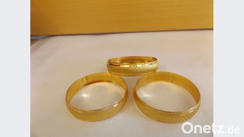 Die drei Armreifen aus Gold haben einen Gesamtwert von etwa 2400 Euro. Bild: Bundeszollverwaltung
