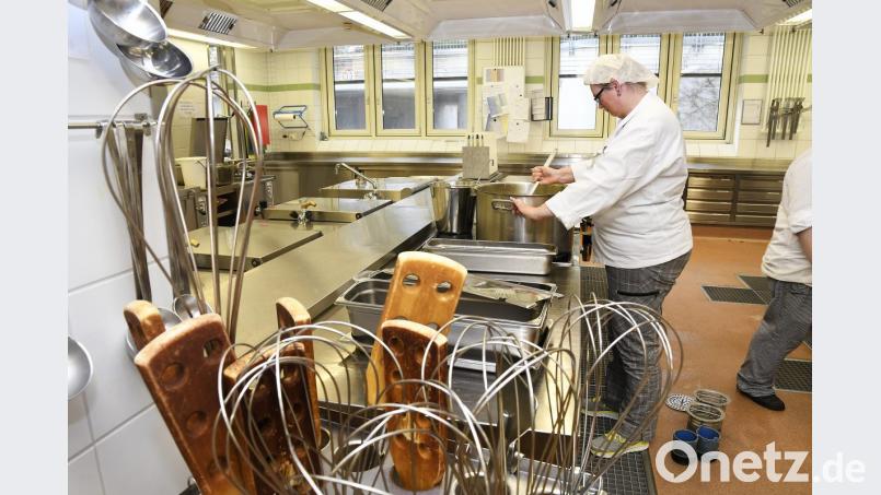 Ein hartes Brot: Öffentlich-rechtlich geführte Krankenhäuser und Kliniken müssen eigene Küchen komplett selbst finanzieren und dürfen nicht als Anbieter für Dritte auftreten, um Kosten zu senken. Sie können sich ja jederzeit auf dem freien Markt bedienen, empfiehlt die Staatsregierung. Bild: Hartl Bild: Bild: Hartl