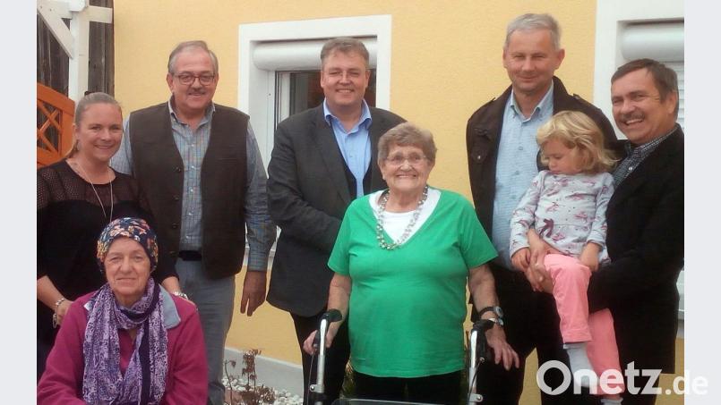 Jubilarin Luzia König (Vierte von rechts) mit einem kleinen Teil ihrer großen Familie: Den Glückwünschen zum 85. Geburtstag schließen sich auch Bürgermeister Gerhard Löckler (Dritter von links) sowie Pater Adrian Kugler (rechts daneben) und Reinhard Stopfer (Dritter von rechts) für die Pfarrei an. Bild: lgc