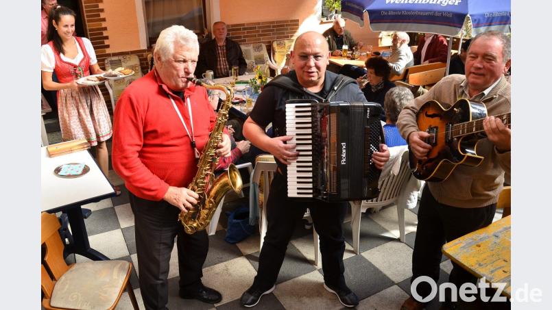 Bei Anton Moll senior (links) laufen die Fäden der &quot;Quetschnziacha&quot; zusammen, der in Hans Faltenbacher und Helmut Moll eifrige Mitstreiter findet. Bild: fjo