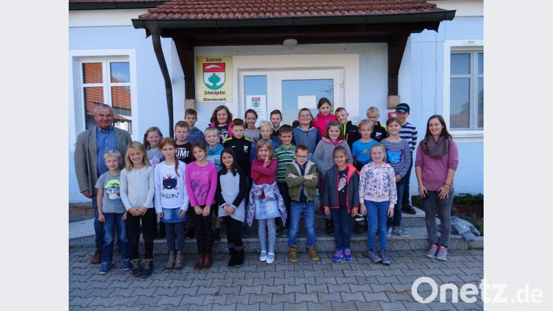 Die Rottendorfer Grundschüler freuten sich mit Klassenlehrerin Martina Götzfried, dass sich Bürgermeister Josef Deichl viel Zeit für sie nahm und viele Fragen beantwortete. Bild: exb