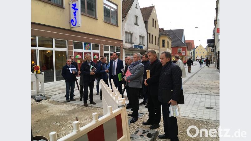 Die Mitglieder des Bauausschusses besichtigten vor der Sitzung im Rathaus den Umbau der Friedrich-Ebert-Straße. Bild: ihl