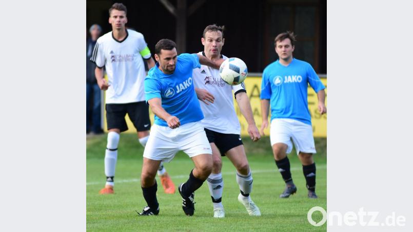 Zweiter gegen Erster in der Kreisklasse Stiftland: Der ATSV Tirschenreuth empfängt am Samstag den ungeschlagenen Spitzenreiter TSV Waldershof. Das Bild zeigt eine Szene vom 5:2-Sieg des ATSV (weiße Trikots) bei der SG Griesbach/Großkonreuth. Bild: Thomas Schrems
