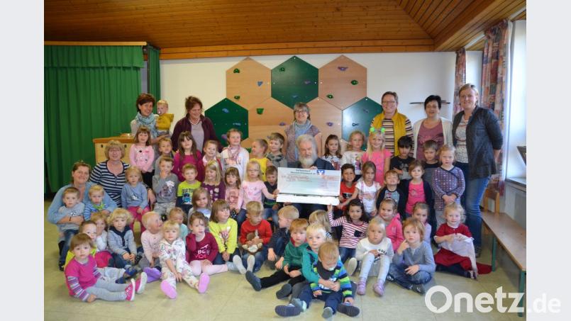 Die Kinder des St. Anna-Kindergartens stellen Pater Ferdinand aus Afrika viele Fragen über seine Arbeit im Kongo. Leiterin Veronika Janda überreicht eine Spende. Bild: gi