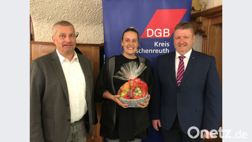 Im Bild von links nach rechts: Peter Hofmann/DGB-Regionssekretär Oberpfalz, Andrea Huber/DGB-Jugendsekretärin, Klaus Schuster/DGB-Kreisvorsitzender. Bild: exb