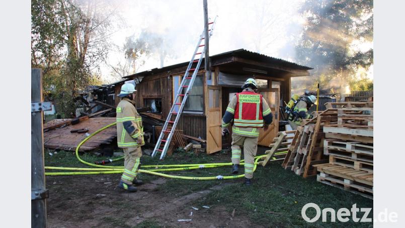 Ein Kleingartenbesitzer hatte bemerkt, dass es in seiner Nachbarschaft brennt und er alarmierte sofort die Rettungskräfte. Bild: Thomas Dobler