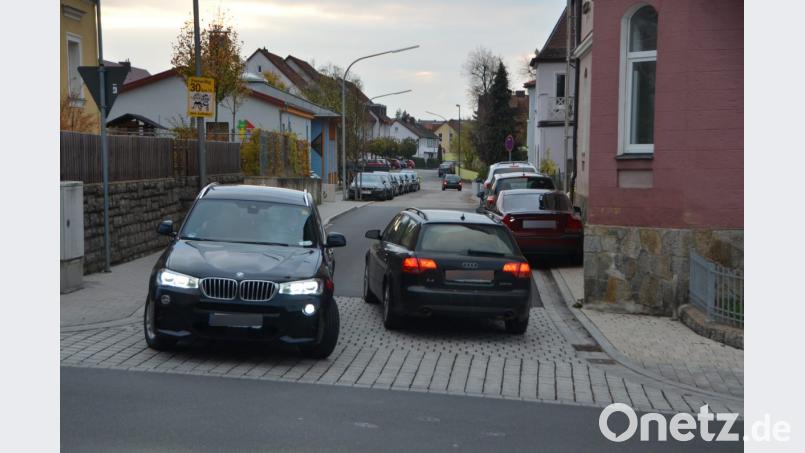Parkende Fahrzeuge entlang des ehemaligen Ärztehauses in der Asylstraße behindern den fließenden Verkehr. Jetzt werden dort die Verkehrszeichen 283, absolutes Haltverbot aufgestellt. Bild: dob