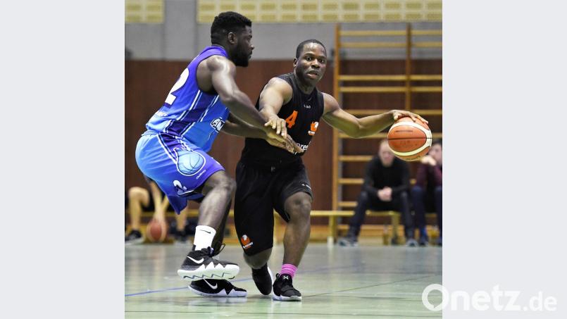 Nach dem Arbeitssieg gegen Neumarkt nimmt DJK-Coach Stefan Merkl seine Spieler in die Plicht. Gegen den Meisterschaftsfavoriten Bayreuth am Samstag ist eine Topleistung von Emanuel Tarwoe (rechts) und Co. nötig. Bild: G. Büttner