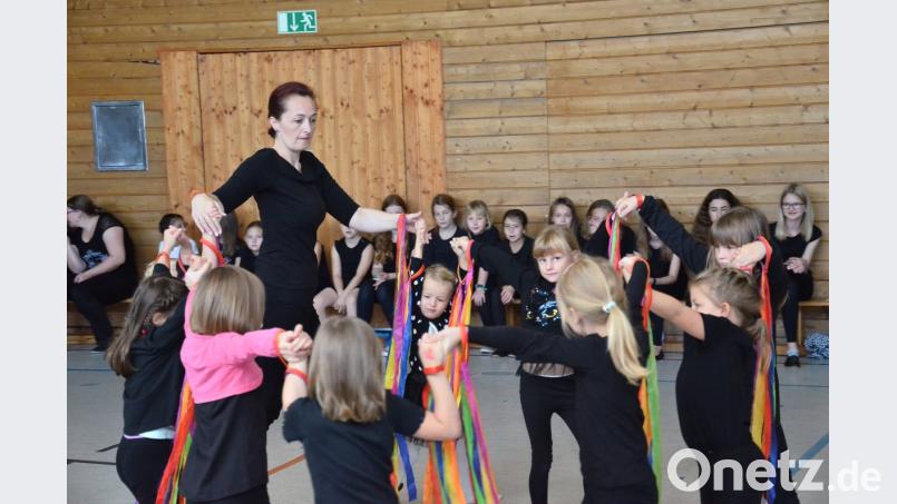 Regina Kriechenbauer tanzt mit den Allerjüngsten beim Herbstfest der Tanzgruppen von &quot;WildChixx&quot; einen Bändertanz. Bild: fjo